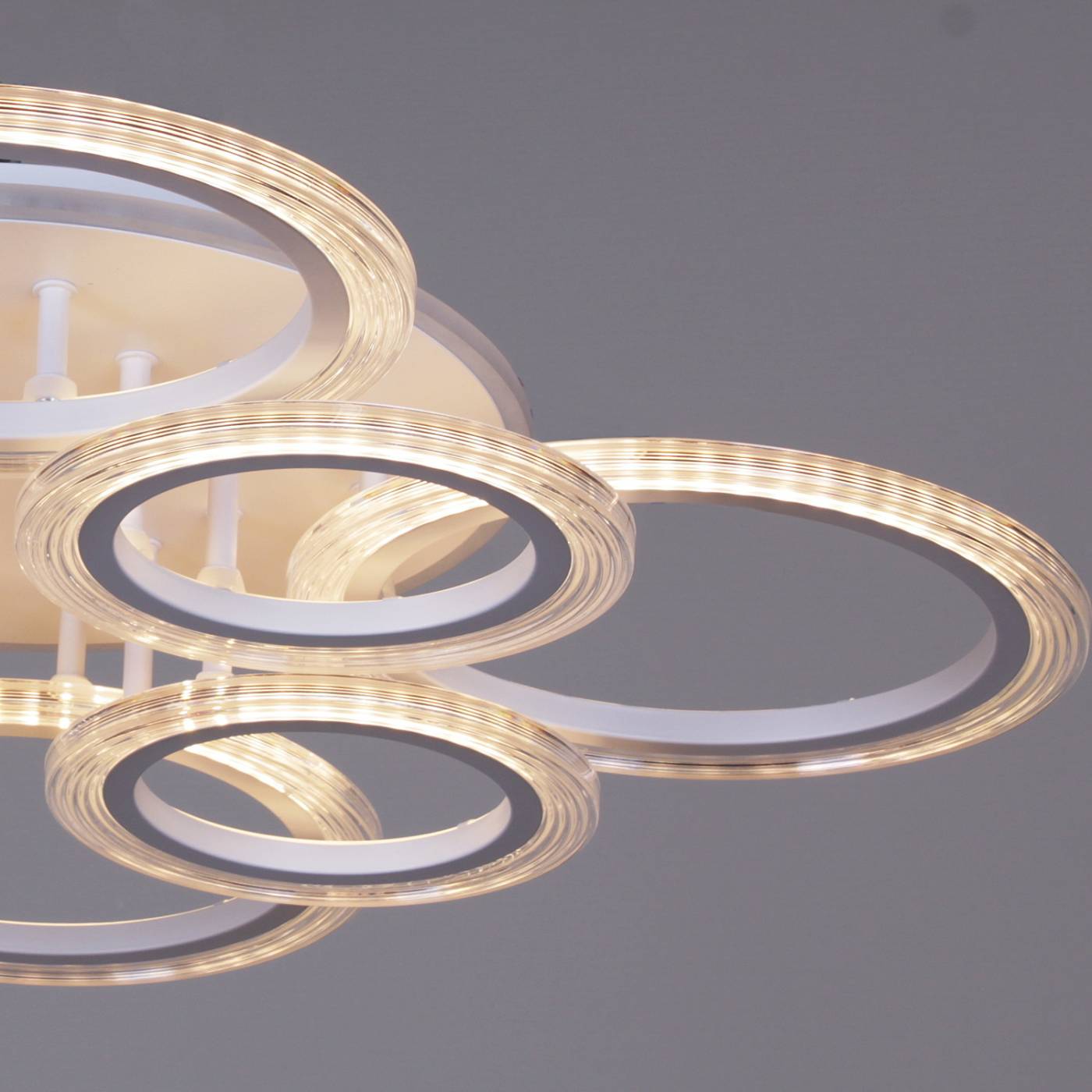 Потолочная люстра Reluce 09812-3.3-4+4A WH (RGB)