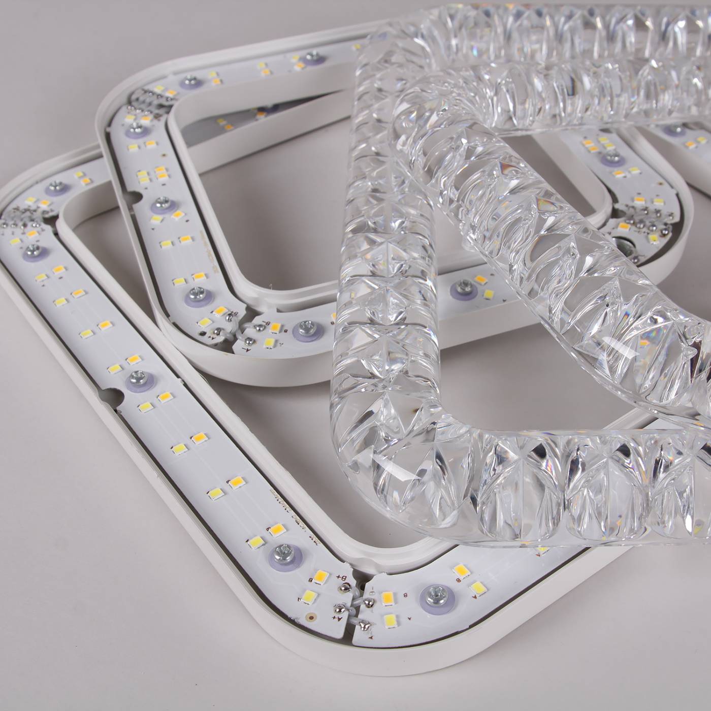 Потолочная люстра Reluce 09848-0.3-4+4A WH