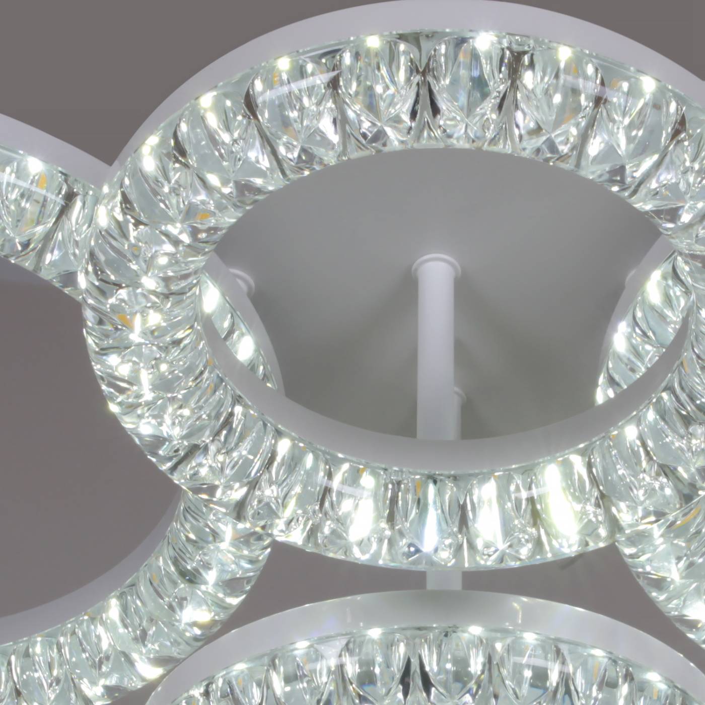 Потолочная люстра Reluce 19847-0.3-04D WH