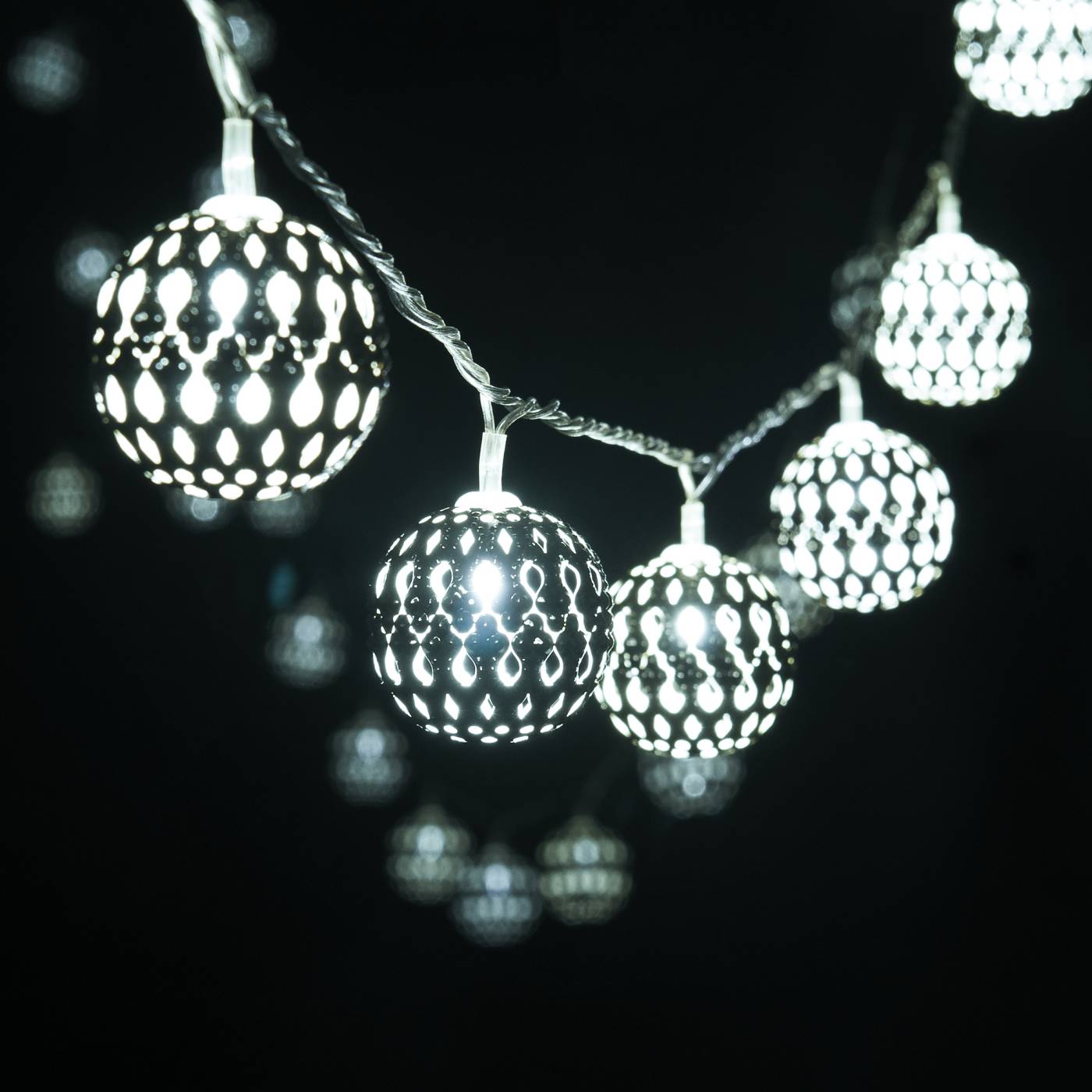 400-003 хром/белый с эффектом мерцания 2,8м IP20 Гирлянда Eurosvet 400-003 400-003 хром/белый с эффектом мерцания 2,8м IP20