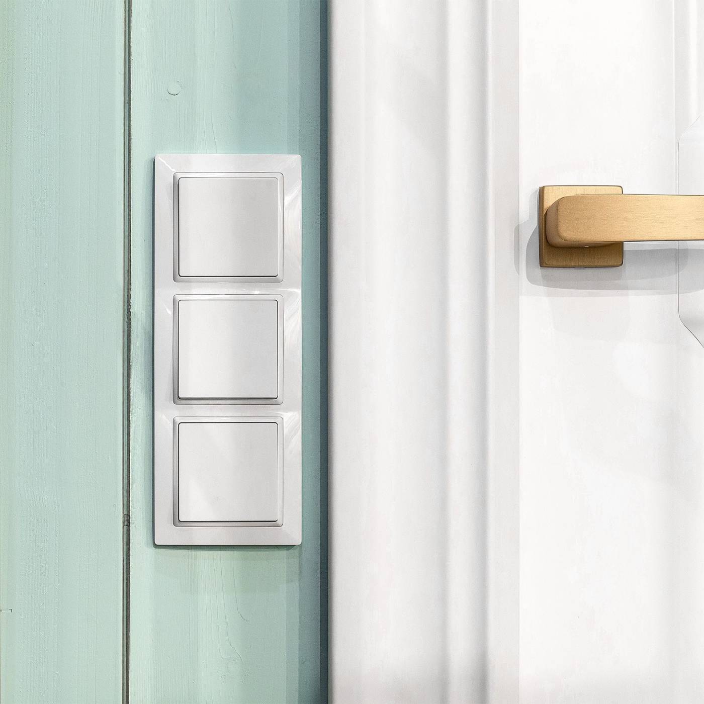 W1113001/ Перекрестный выключатель одноклавишный (белый) Выключатель Werkel W1113001/ Перекрестный выключатель одноклавишный (белый)