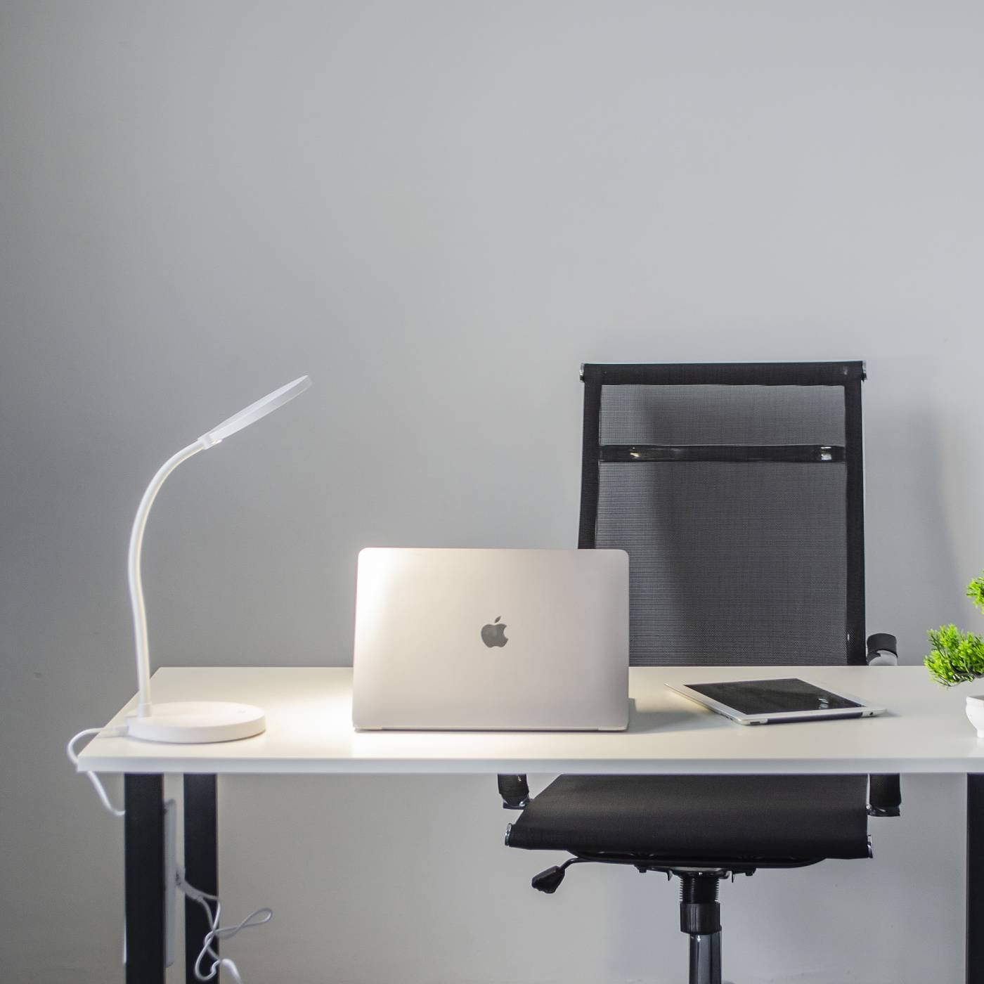 Настольная лампа Uniel TLD-553 White/LED/400Lm/4500K/Dimmer/USB