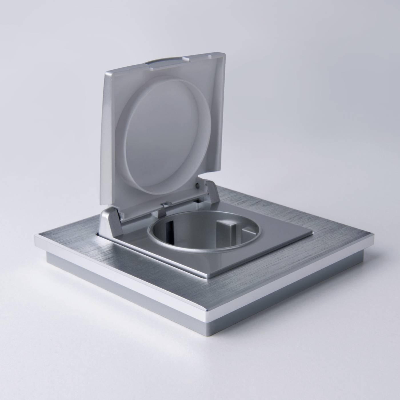 W1171206/ Розетка влагозащ. с зазем. с защит. крышкой и шторками (серебряный) Розетка Werkel W1171206/ Розетка влагозащ. с зазем. с защит. крышкой и шторками (серебряный)