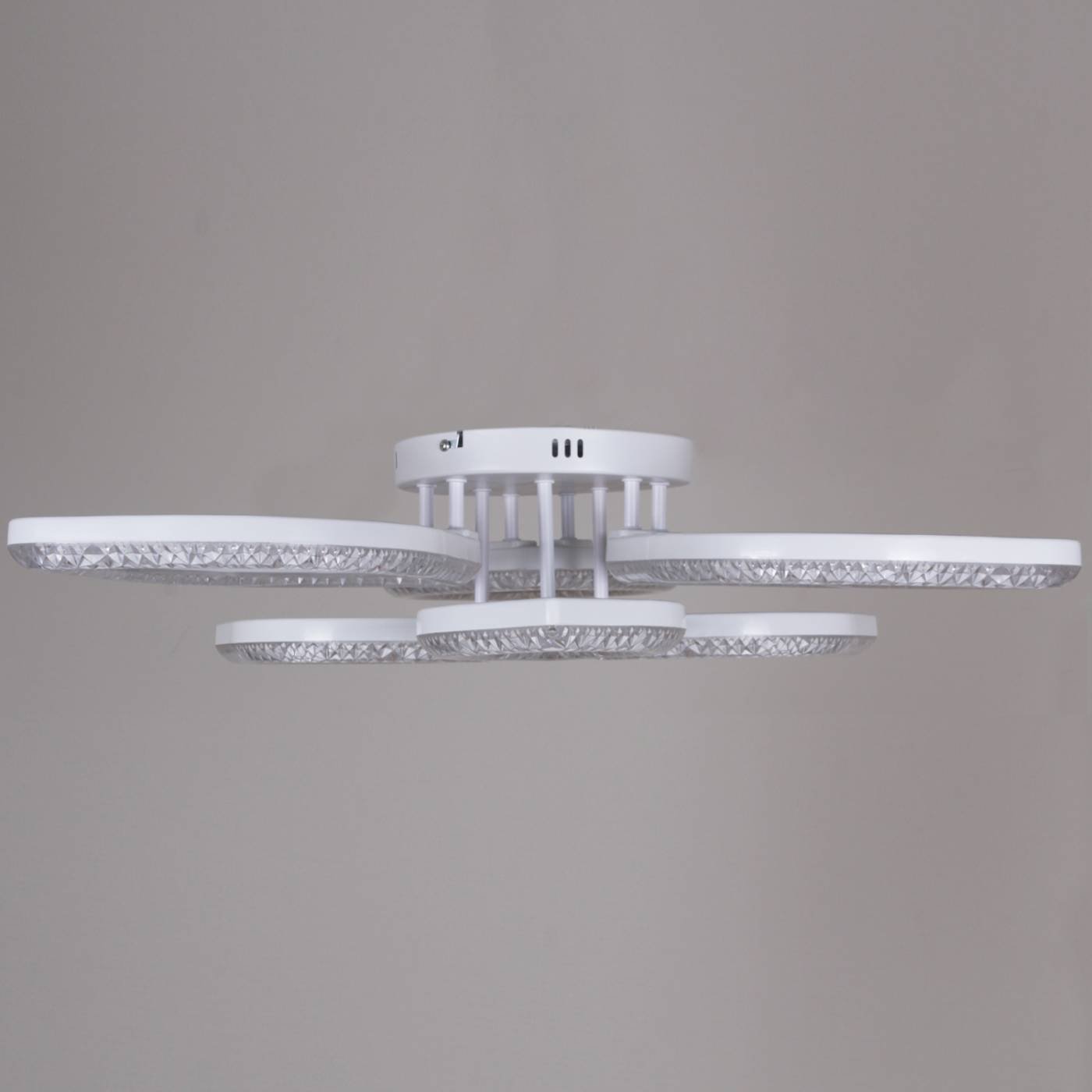 Потолочная люстра Reluce 28120-0.3-3+3C WH