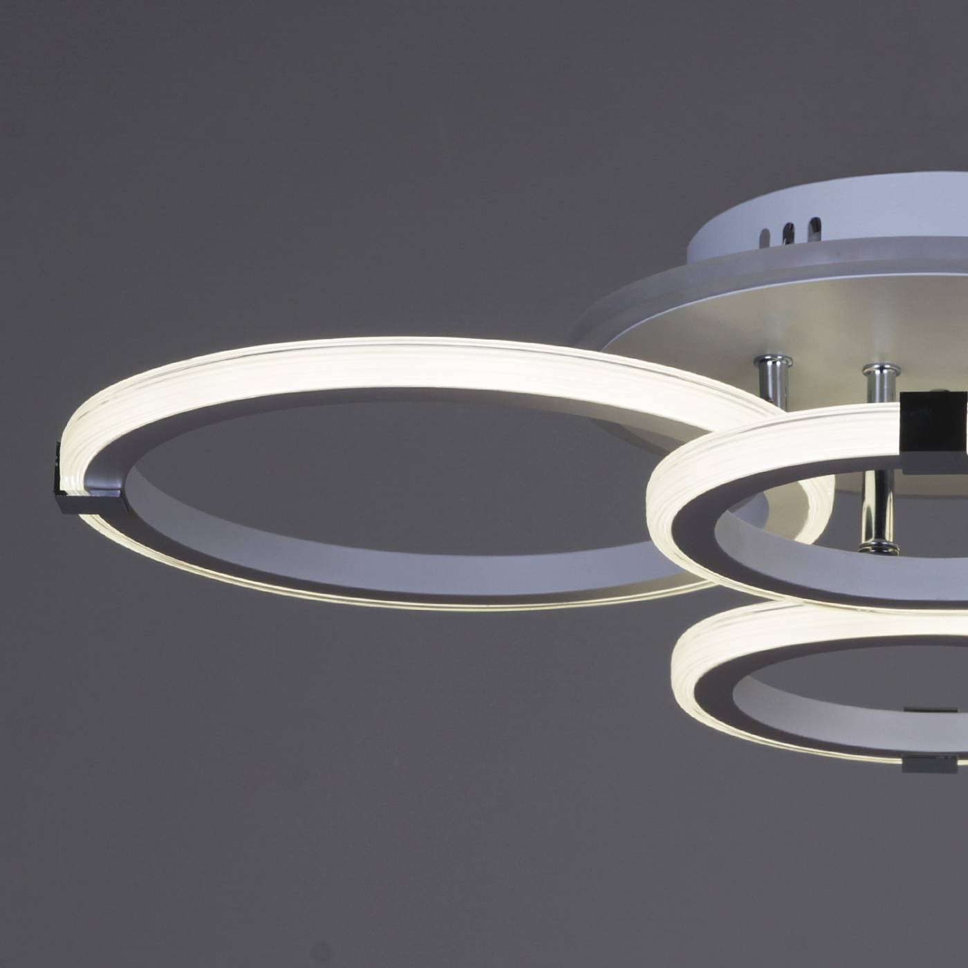 Потолочная люстра Reluce 06319-3.3-04 WH+CR (RGB)