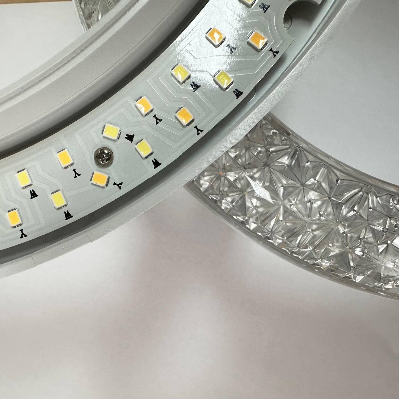 Потолочная люстра Reluce 67120-0.3-4+4C WH