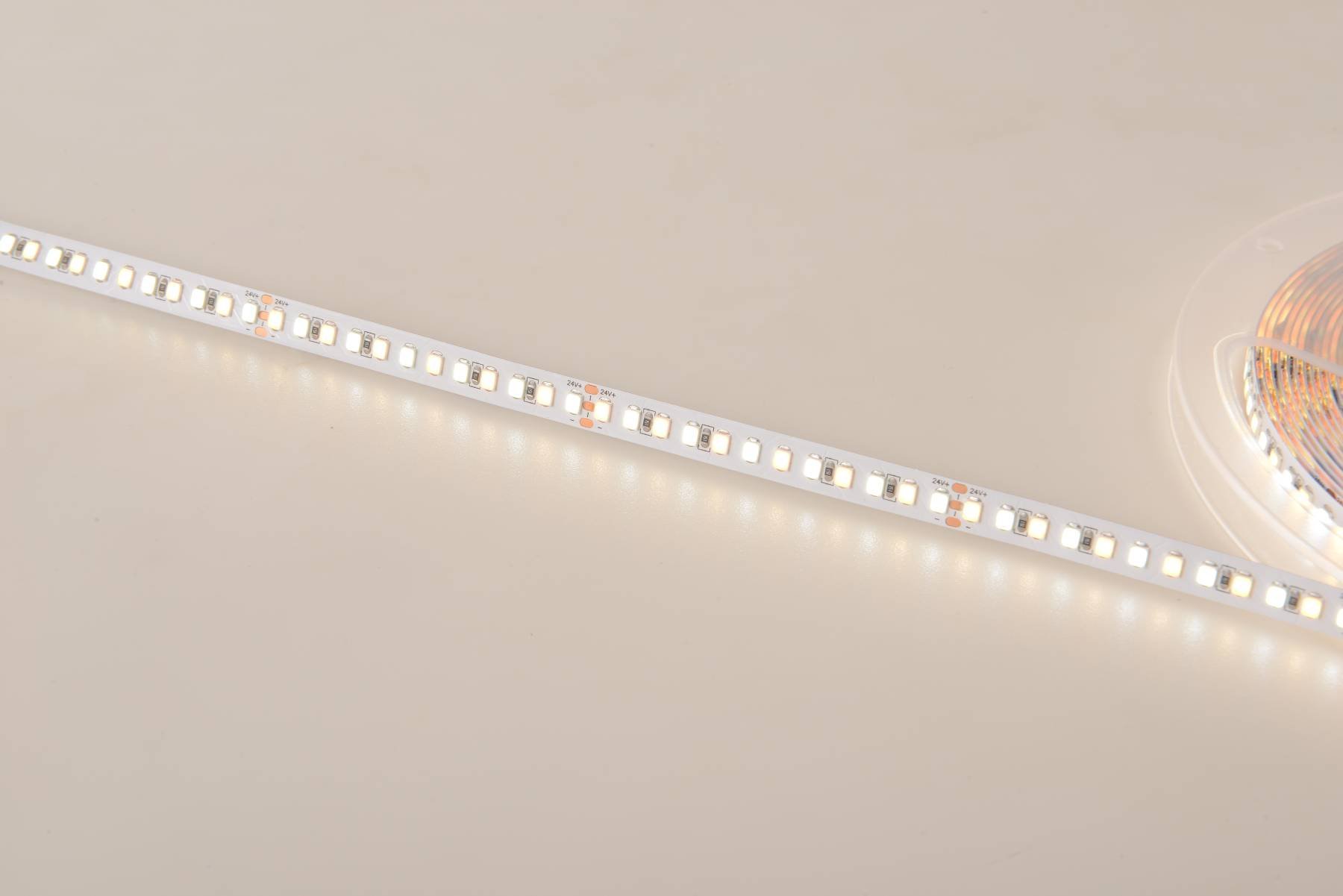 CLT 1.002 10W 24V SMD 2700-6500K IP20 Светодиодная лента Line Crystal Lux CLT 1.002 10W 24V SMD 2700-6500K IP20