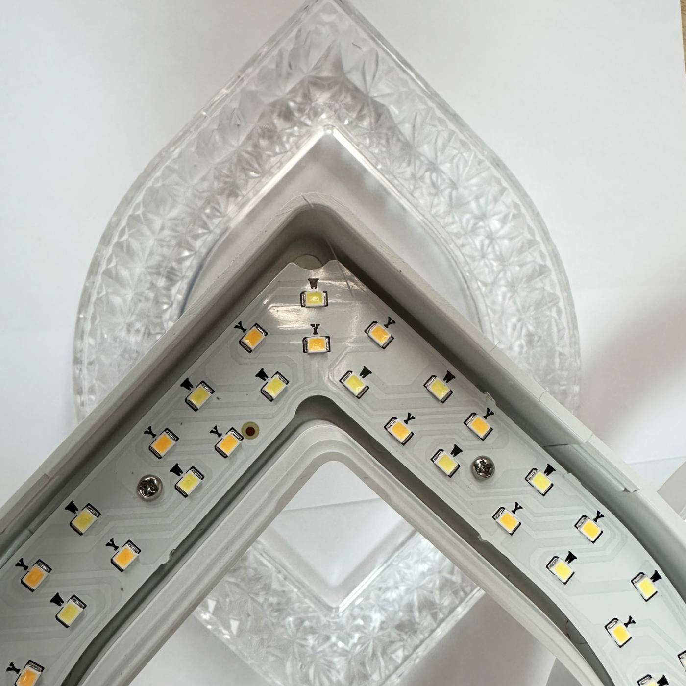 Потолочная люстра Reluce 28120-0.3-3+3C WH