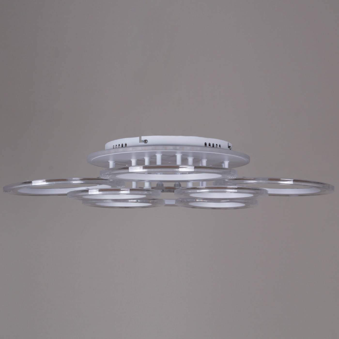 Потолочная люстра Reluce 09812-3.3-4+4A WH (RGB)