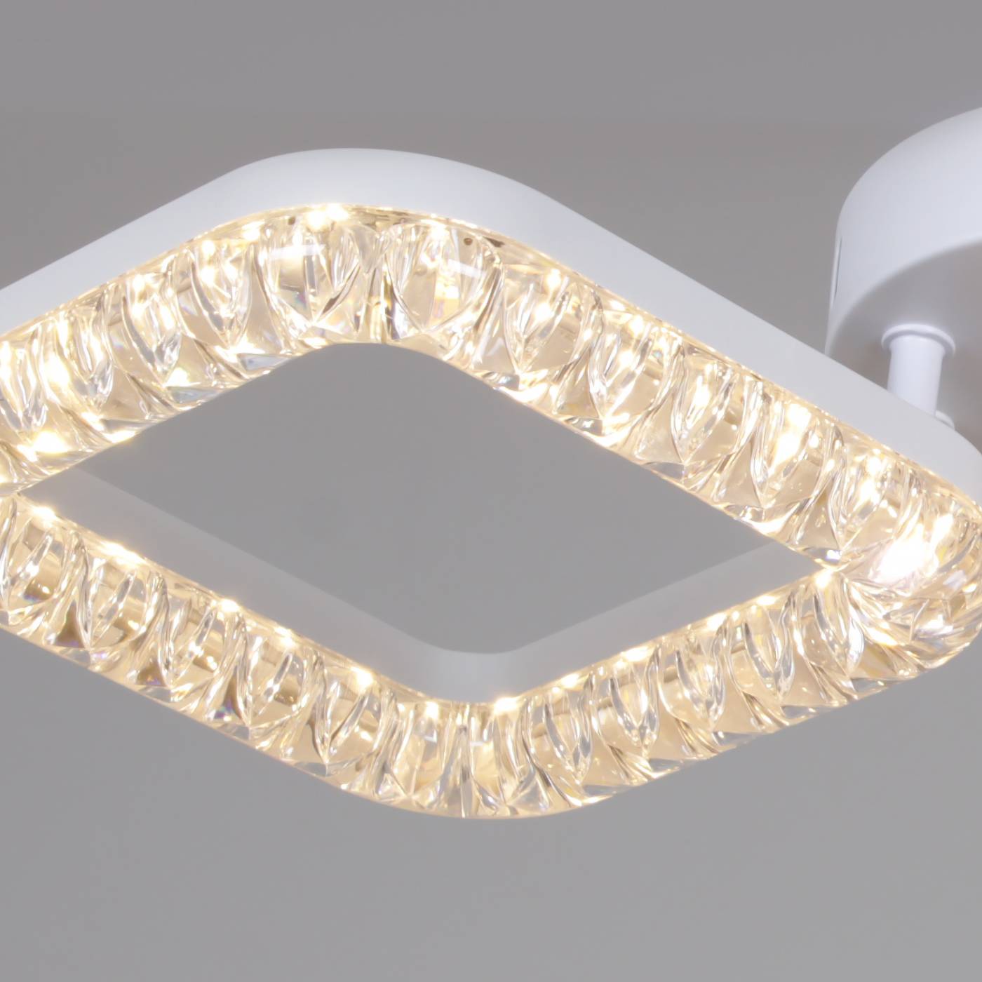 Потолочная люстра Reluce 09848-0.3-02A WH