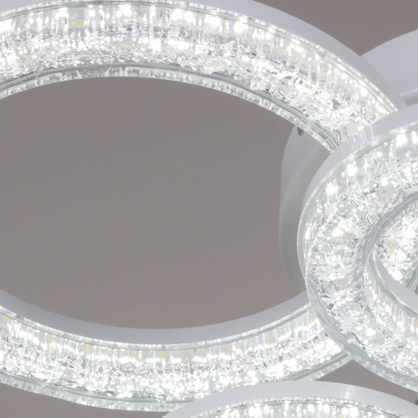 Потолочная люстра Reluce 29290-0.3-4+4 WH