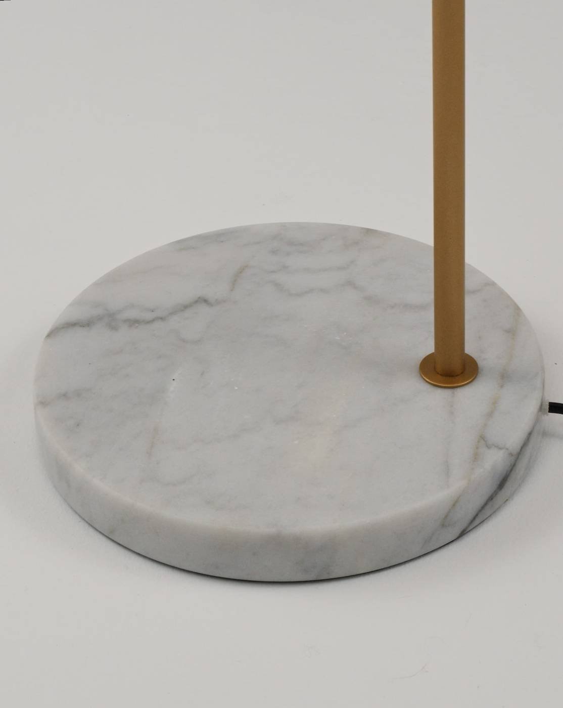 V11592-1F Торшер Moderli Omaha V11592-1F