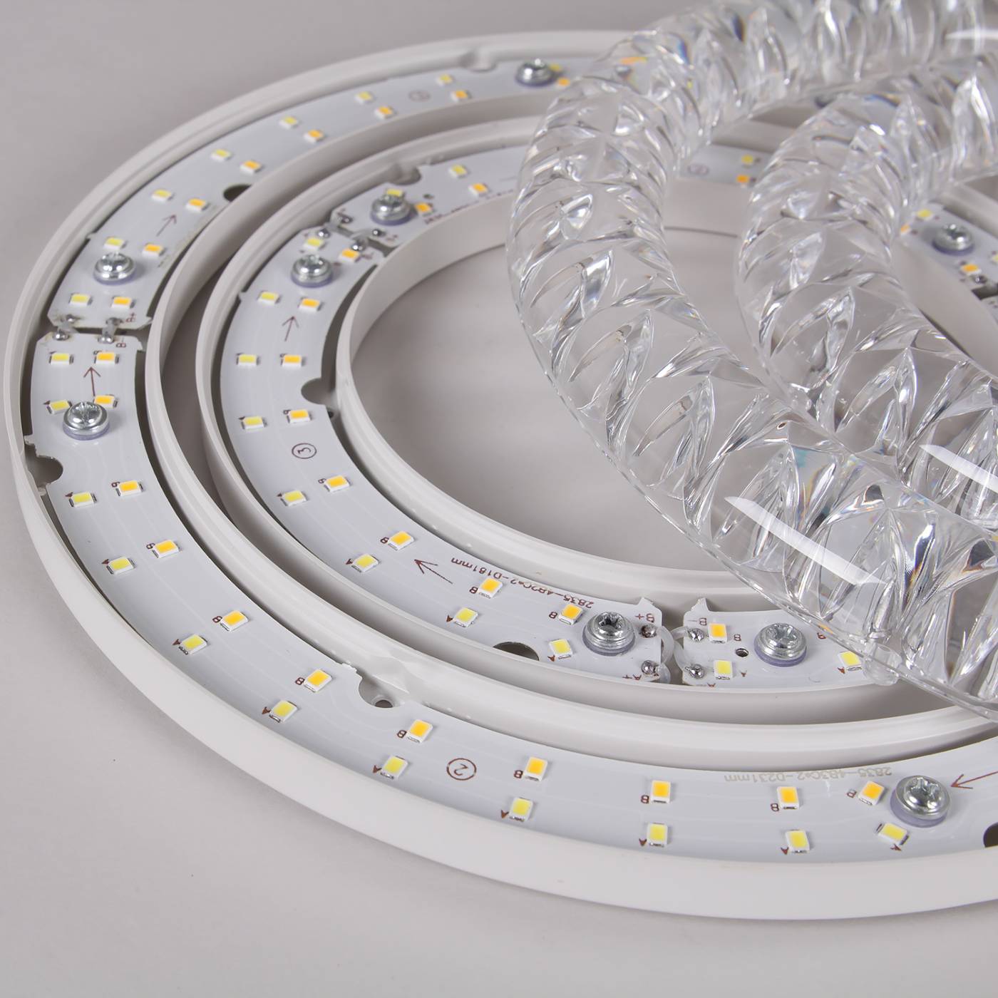 Потолочная люстра Reluce 19847-0.3-04D WH