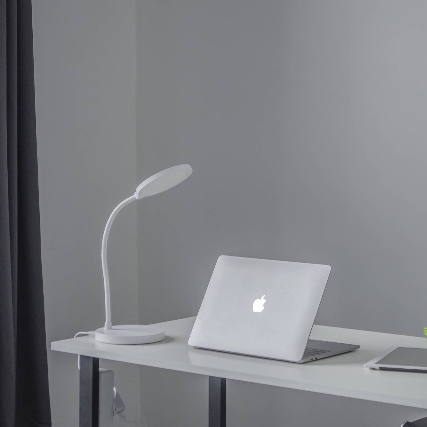 Настольная лампа Uniel TLD-553 White/LED/400Lm/4500K/Dimmer/USB