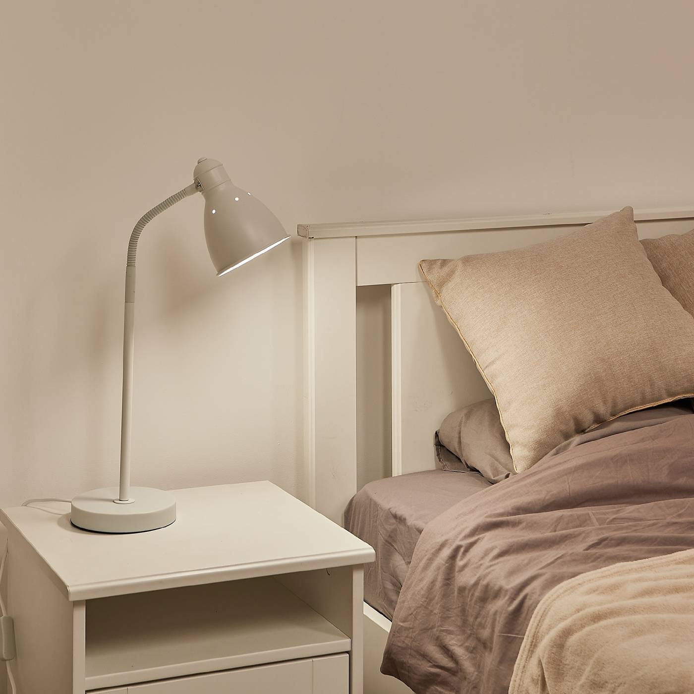 UML-B701 E27 WHITE Настольная лампа Uniel UML-B701 E27 WHITE