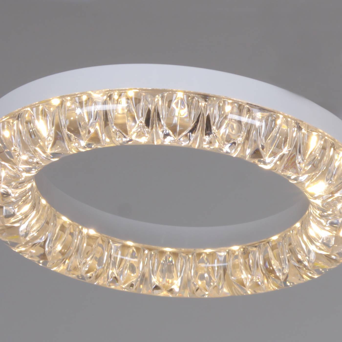 Потолочная люстра Reluce 09847-0.3-02A WH