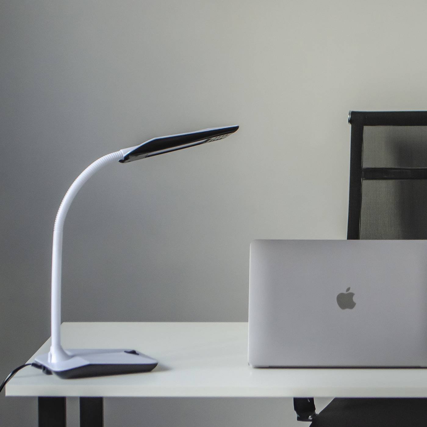 TLD-545 Black-White/LED/350Lm/3500K Настольная лампа Uniel TLD-545 Black-White/LED/350Lm/3500K