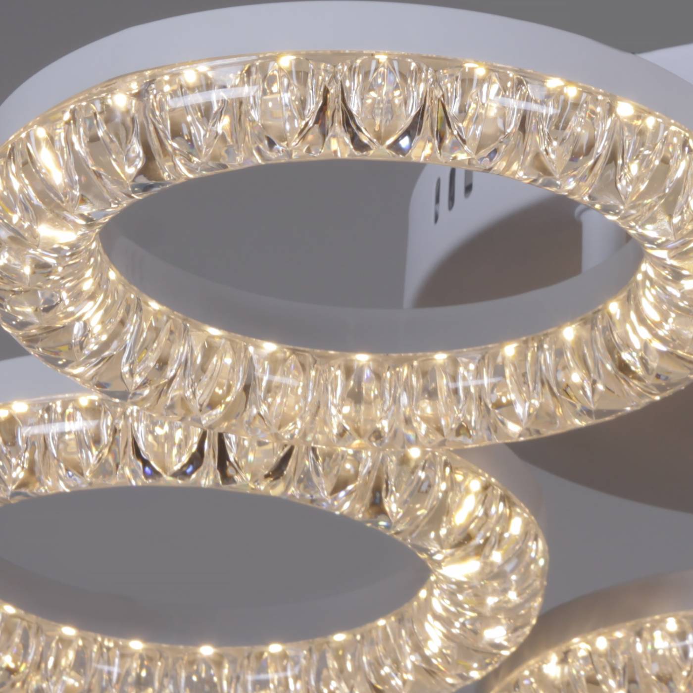 Потолочная люстра Reluce 09847-0.3-05A WH