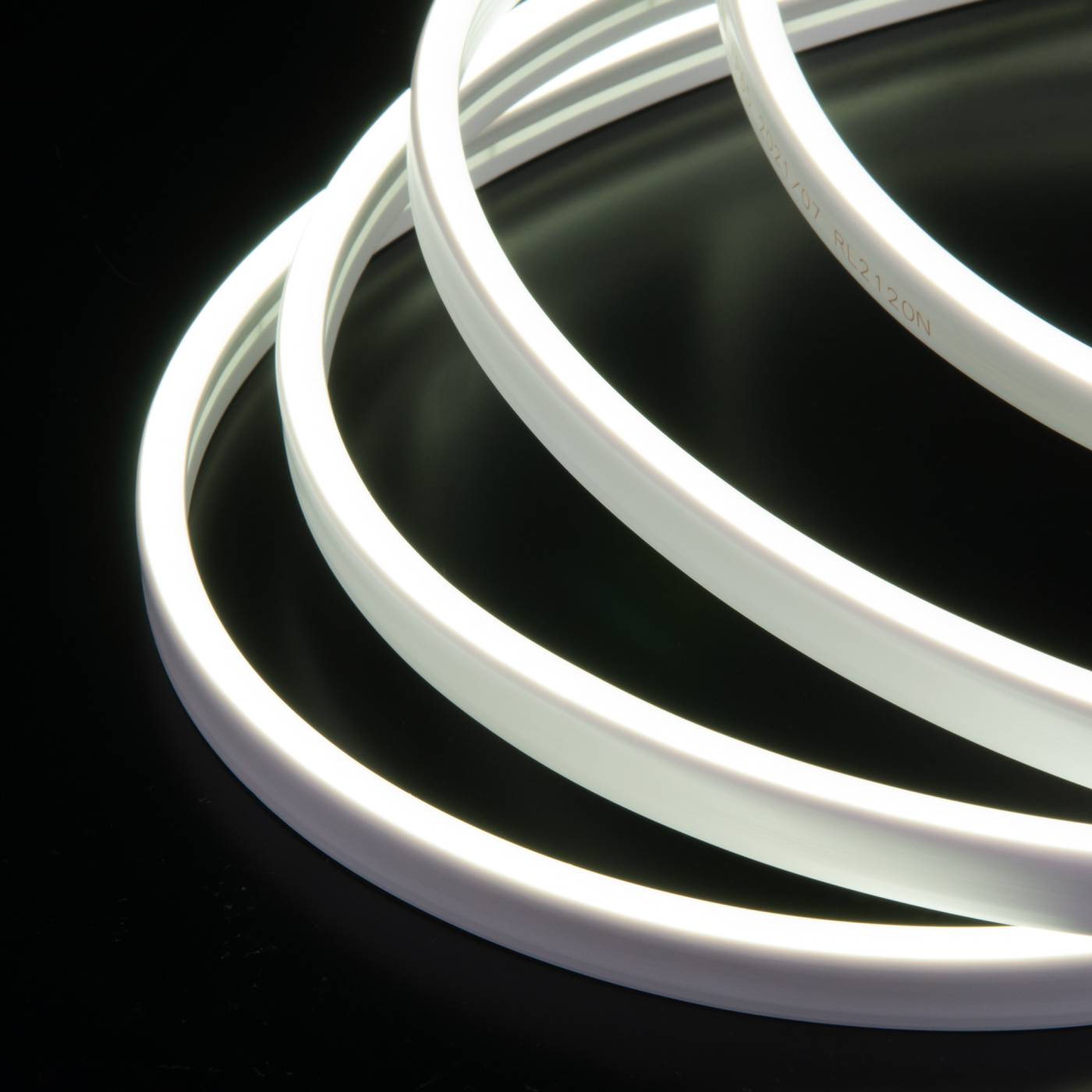 Светодиодный шнур Elektrostandard Гибкий неон 120Led 10W IP65 6500K с боковым свечением холодный белый, 5 м (24V 10W 120Led 2835 IP65) a056260