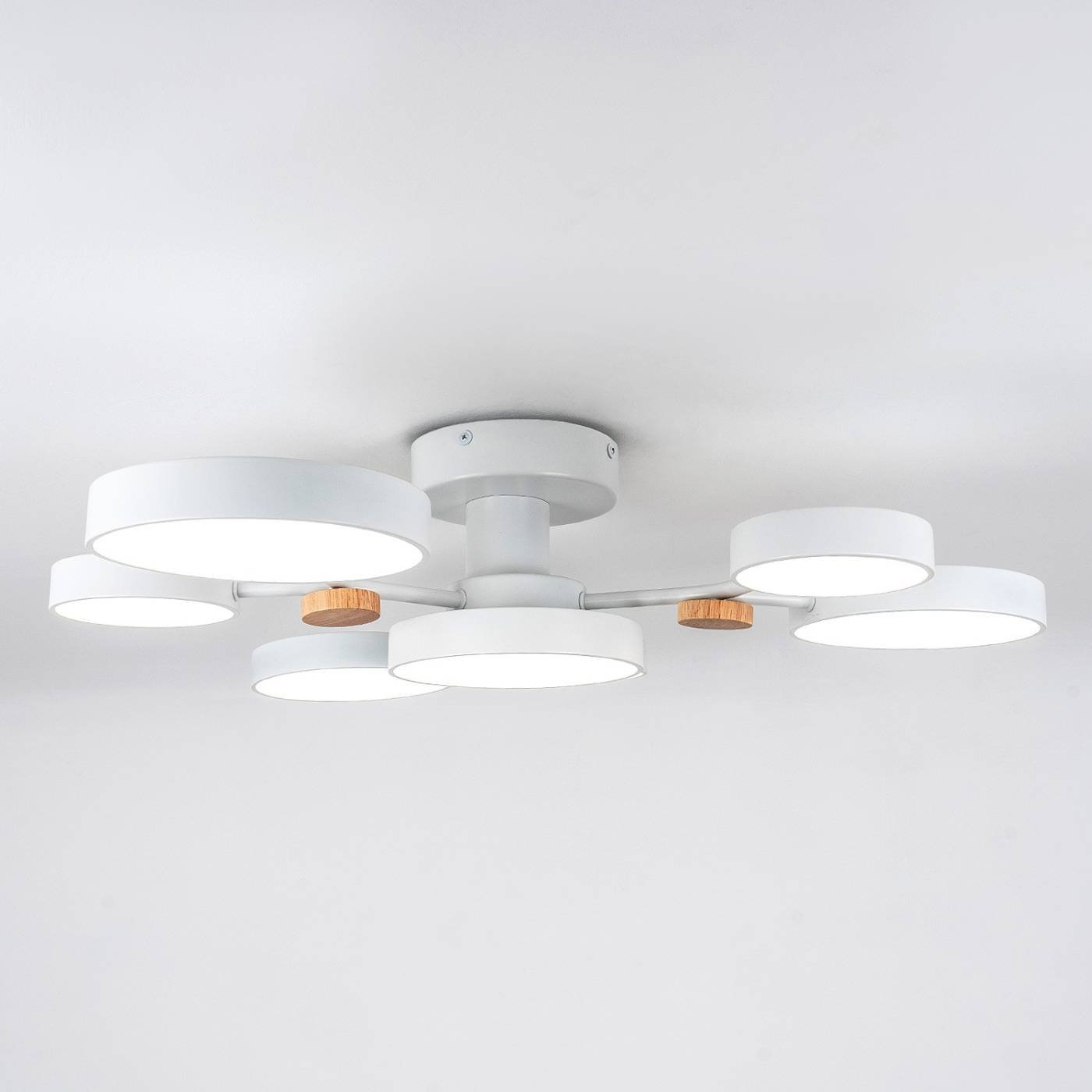 Потолочная люстра L LED4U L3201-700 WT