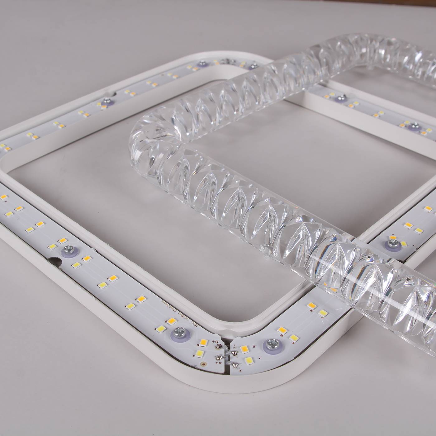 Потолочная люстра Reluce 19848-0.3-04B WH