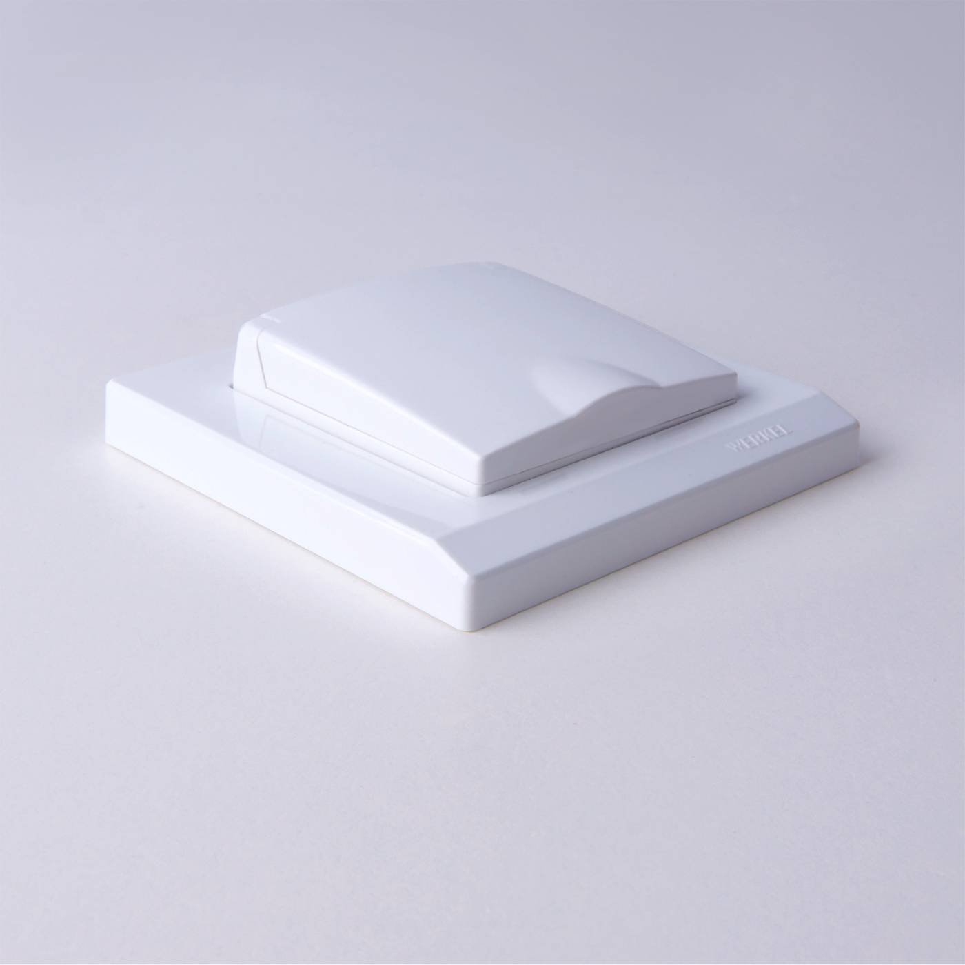 W1171201/ Розетка влагозащ. с зазем. с защит. крышкой и шторками (белый) Розетка Werkel W1171201/ Розетка влагозащ. с зазем. с защит. крышкой и шторками (белый)