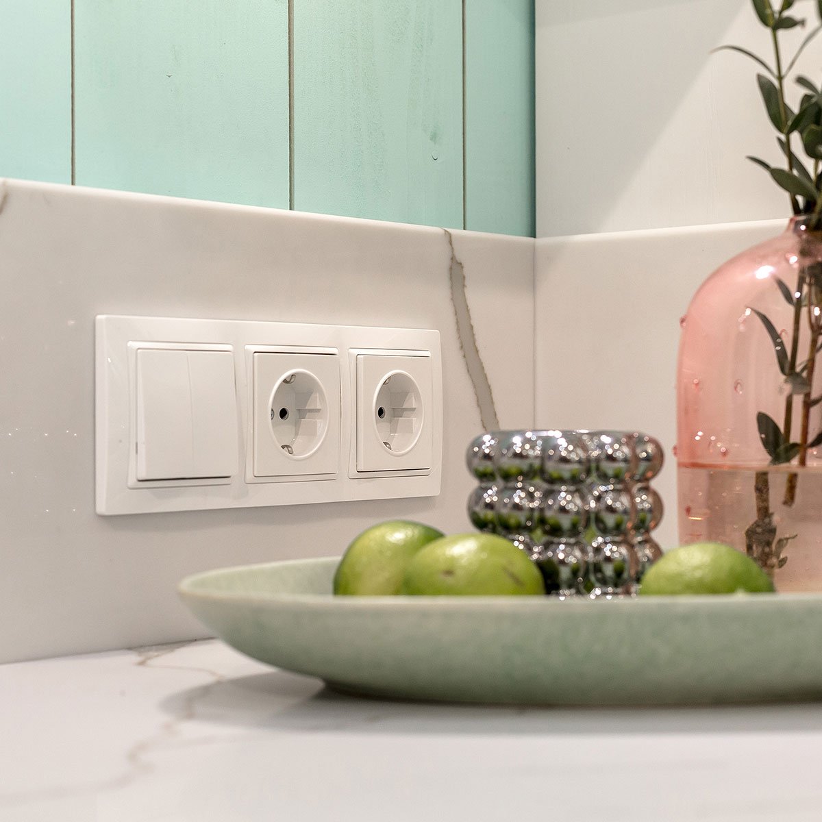 W1171101/ Розетка с заземлением и шторками (белый) Розетка Werkel W1171101/ Розетка с заземлением и шторками (белый)