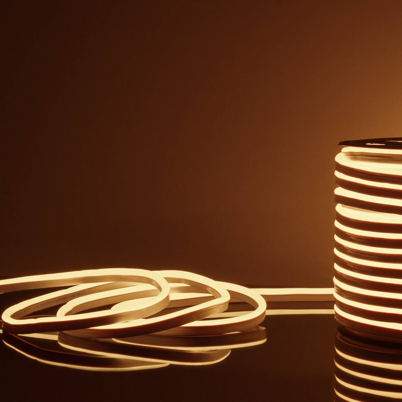 Гибкий неон LS001 220V 9.6W 120Led 2835 IP67 3300K односторонний теплый белый, 50 м Светодиодный шнур Elektrostandard LS 001 220V 9,6 IP67 Гибкий неон LS001 220V 9.6W 120Led 2835 IP67 3300K односторонний теплый белый, 50 м a052995