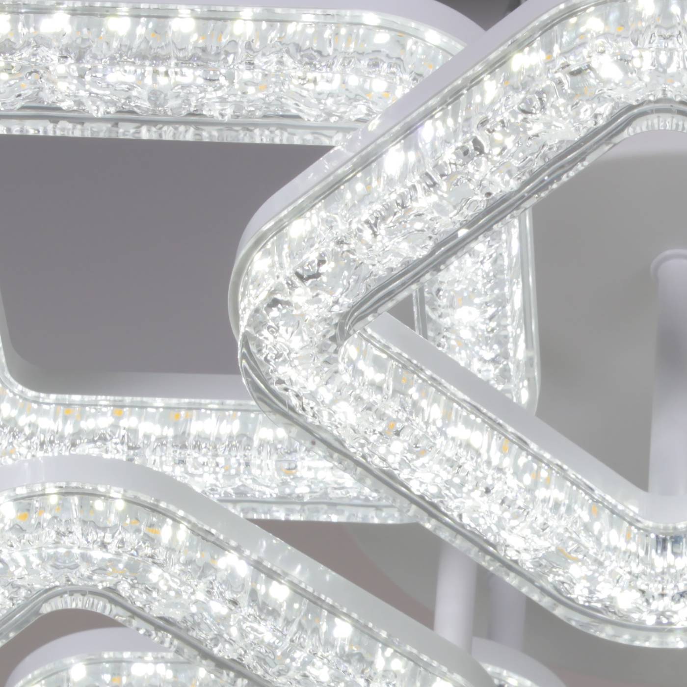 Потолочная люстра Reluce 98290-0.3-4+4 WH